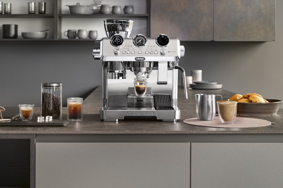 De'Longhi La Specialista Maestro Siebträgermaschine mit frisch gezogenem Espresso