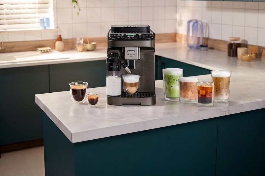 De'Longhi Magnifica Duo in einer modernen Küche mit heißen und kalten Kaffeespezialitäten