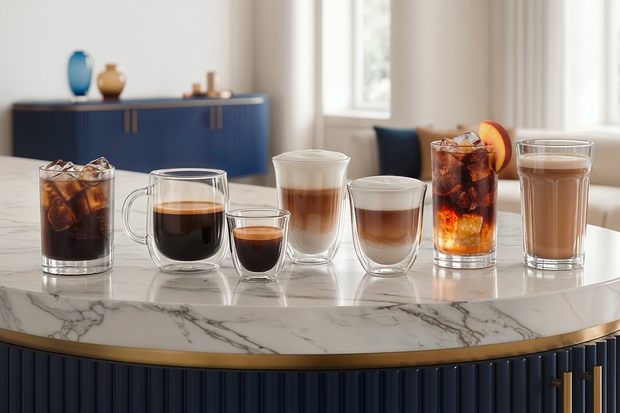 Sechs heiße und kalte Kaffeespezialitäten der De'Longhi Eletta Ultra auf einer Marmortheke