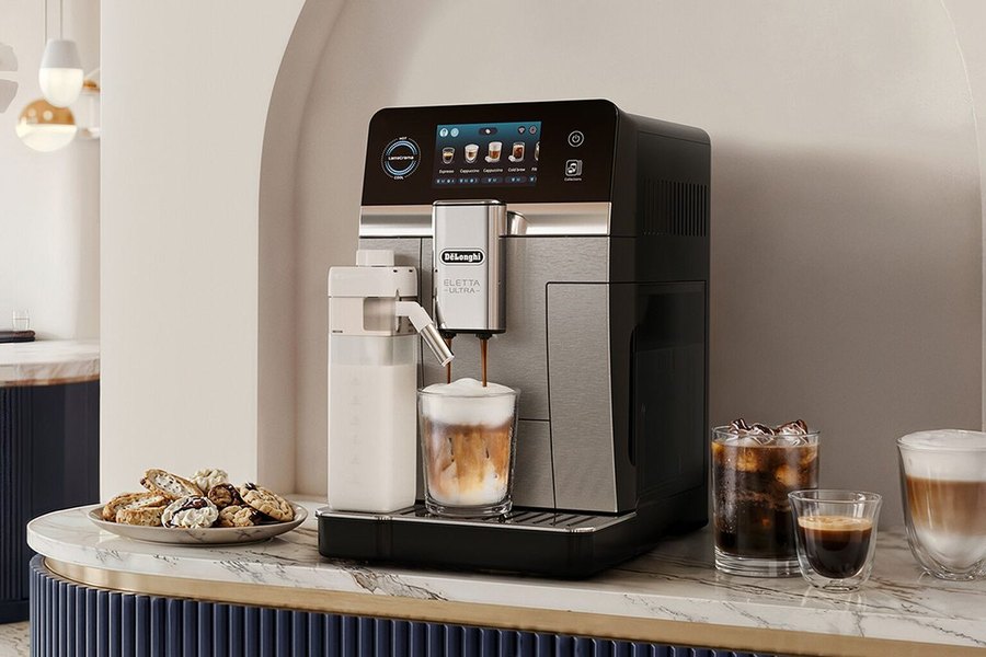 De'Longhi Eletta Ultra bereitet auf Knopfdruck einen Milchkaffee zu
