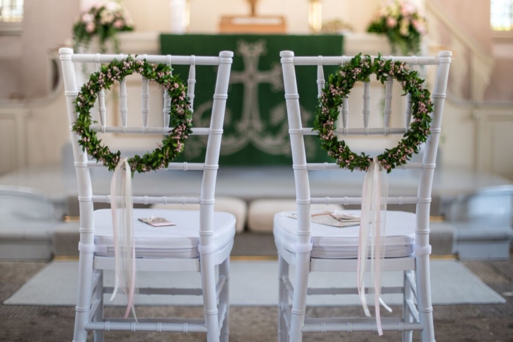 Weiße dekorierte Stühle in der Kirche