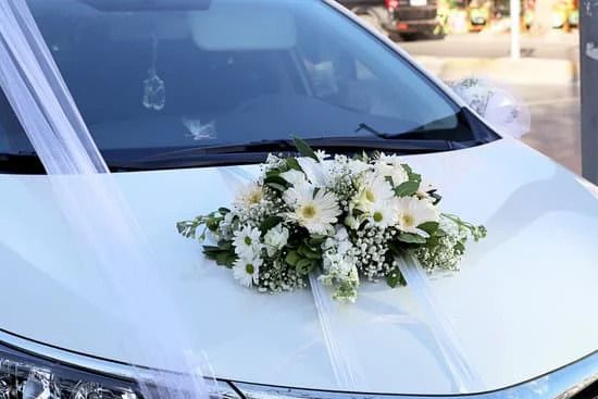 Blumen-Autoschmuck für die Hochzeit basteln