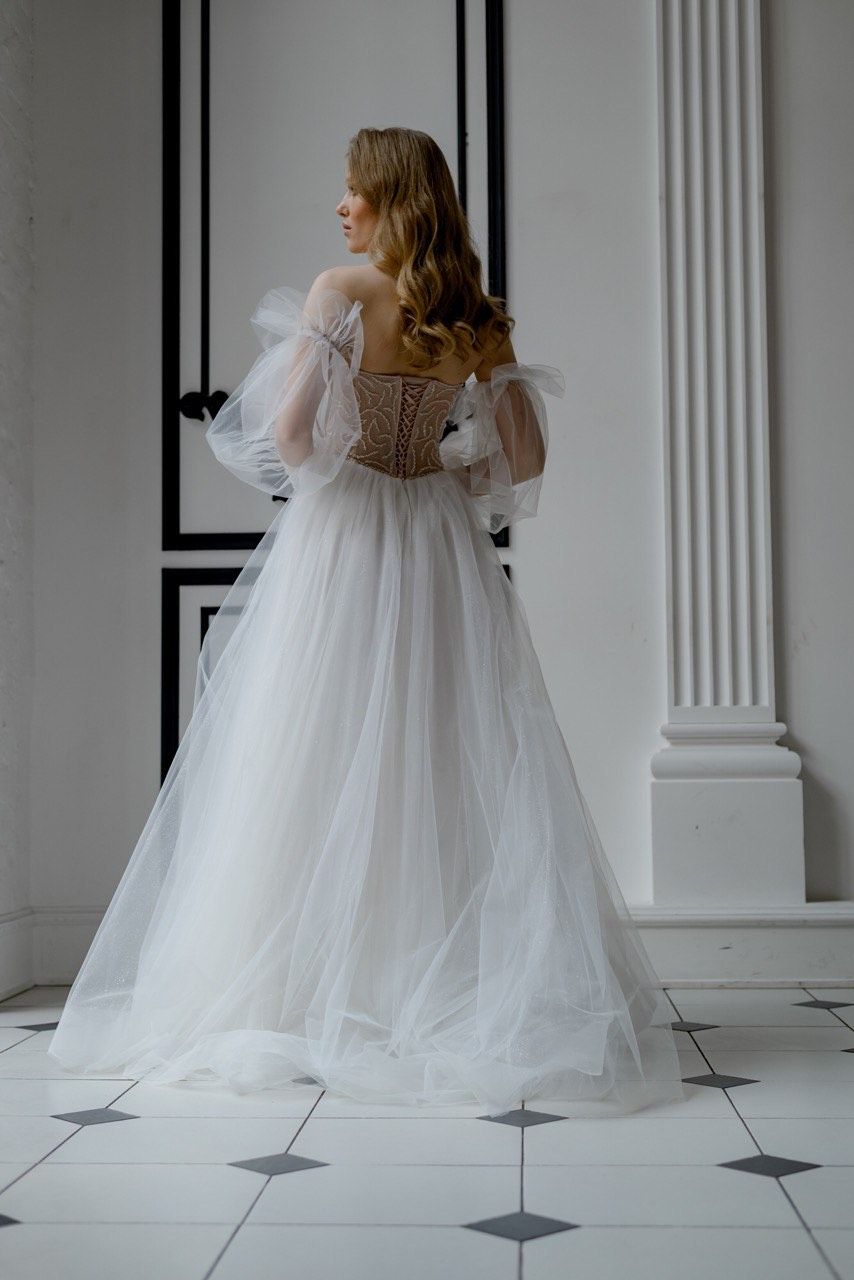 Eine Braut mit pompösen Kleid