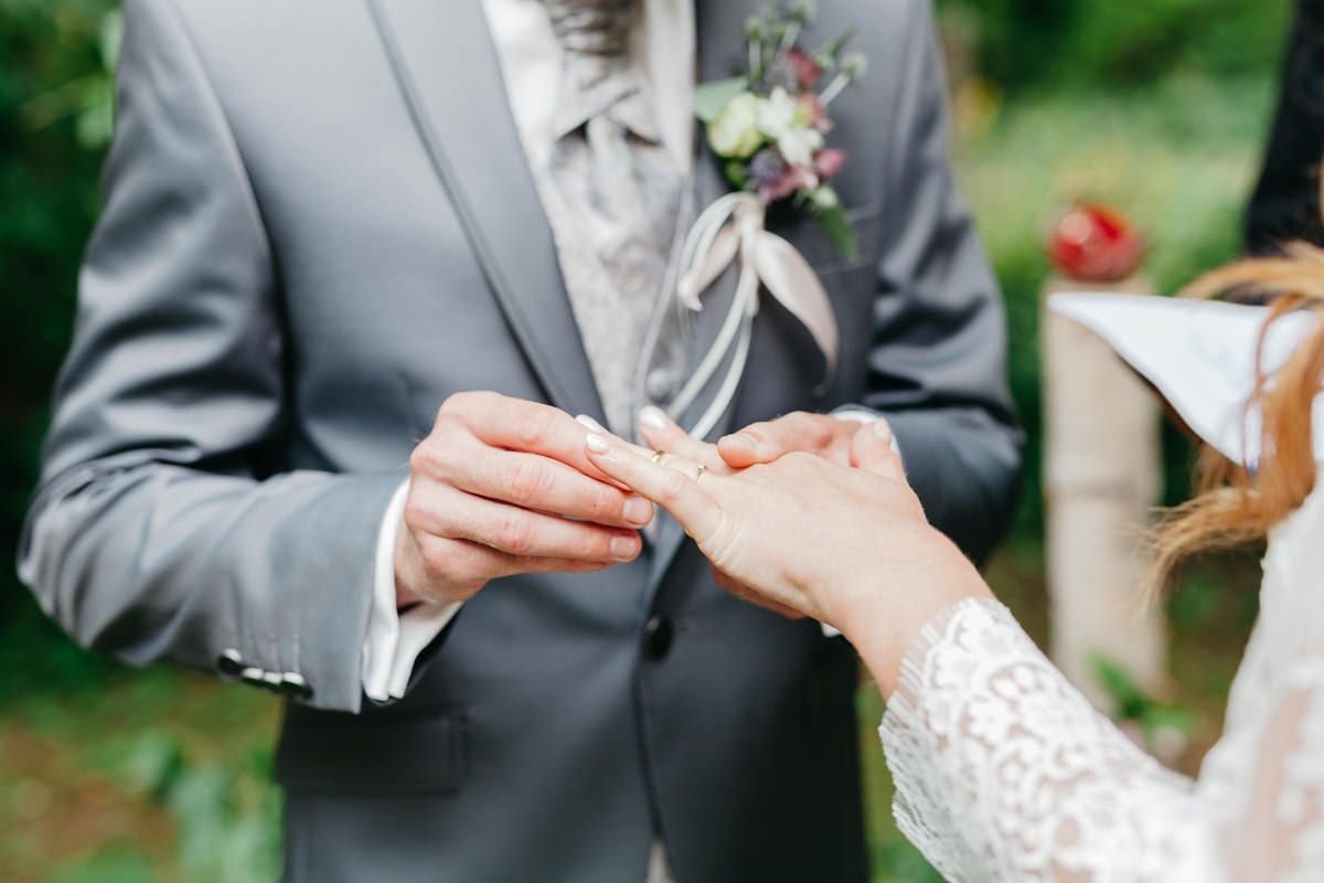 Namensänderung nach der Hochzeit: Brautpaar tauscht Ringe