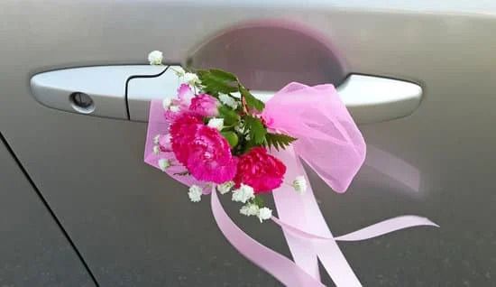 Blumendeko für den Autoschmuck der Hochzeit