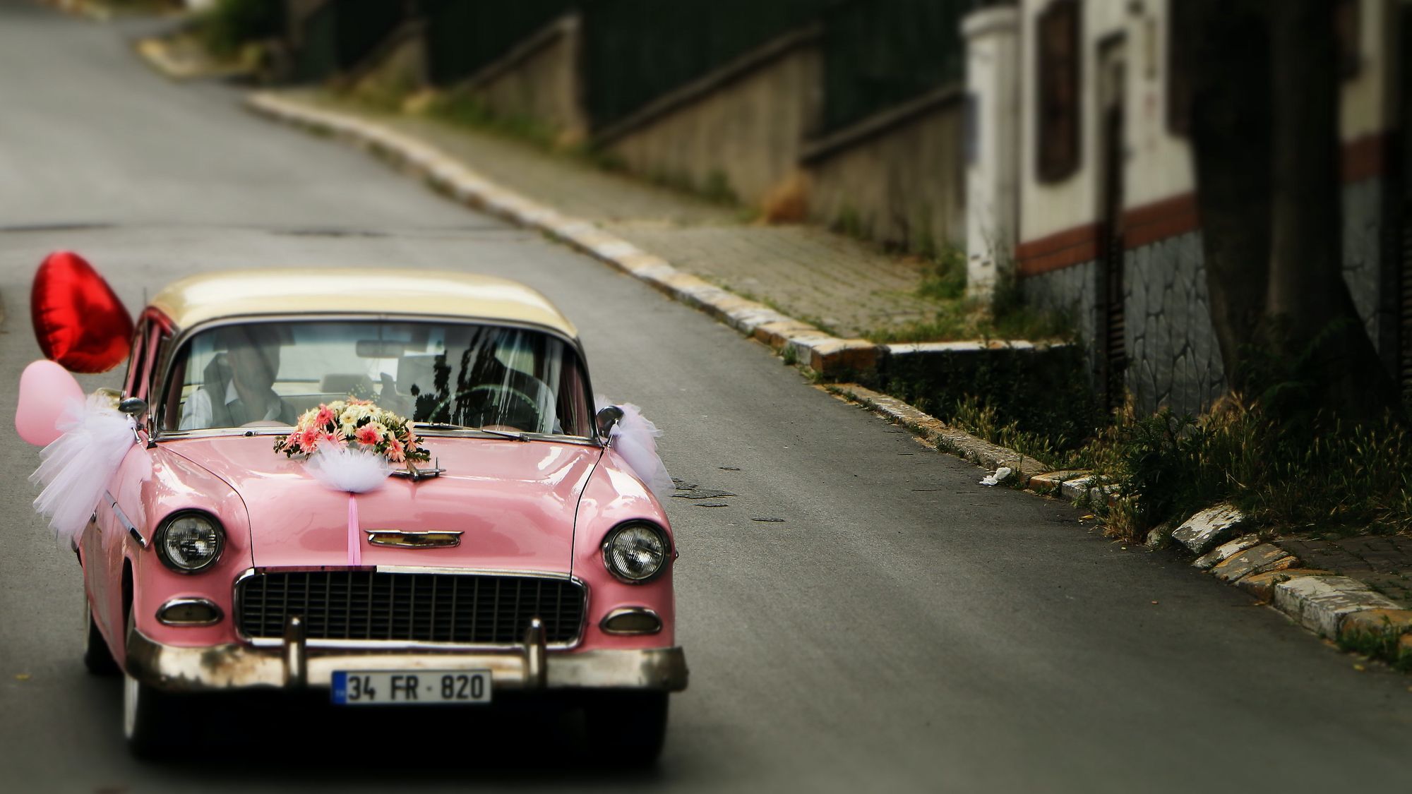 Autoschmuck bei der Hochzeit: Wie weit darf dieser gehen?