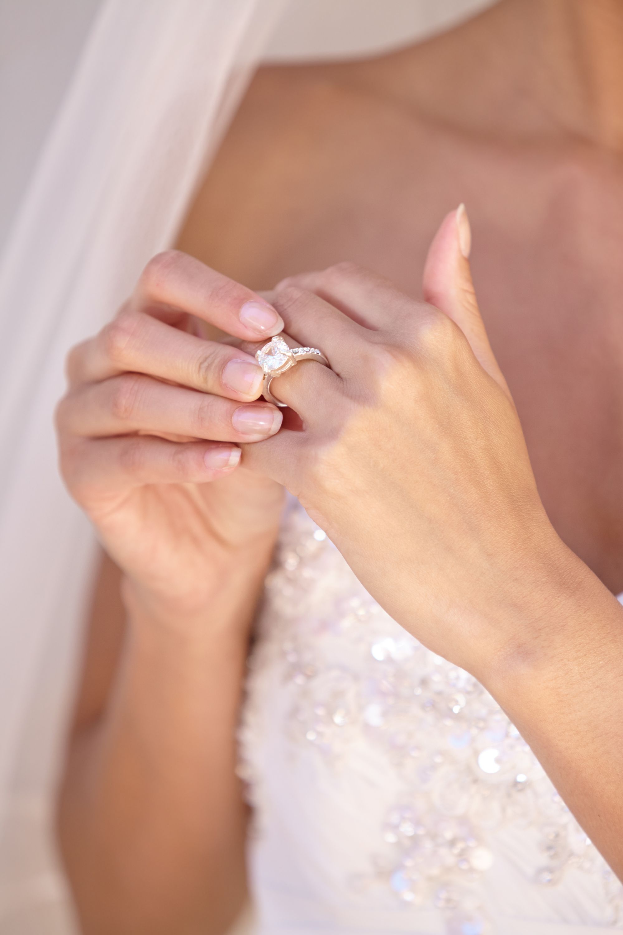 Braut trägt einen Ring am Finger