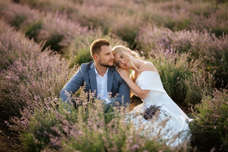 Glückliches Brautpaar im Lavendelfeld