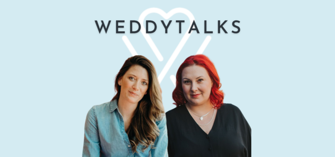 Zwei Frauen vor blauem Hintergrund mit den Worten weddytalks.
