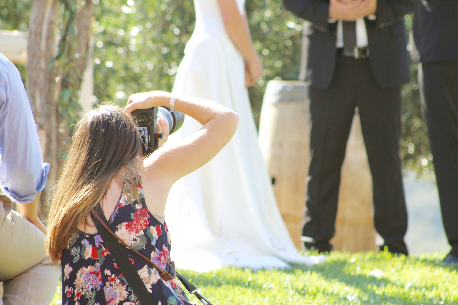 Eine Frau fotografiert eine Braut.