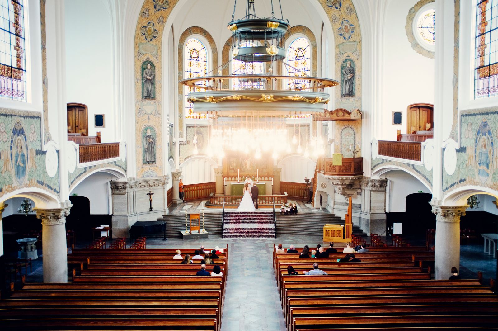 Kirchenbänke in einer Kirche.