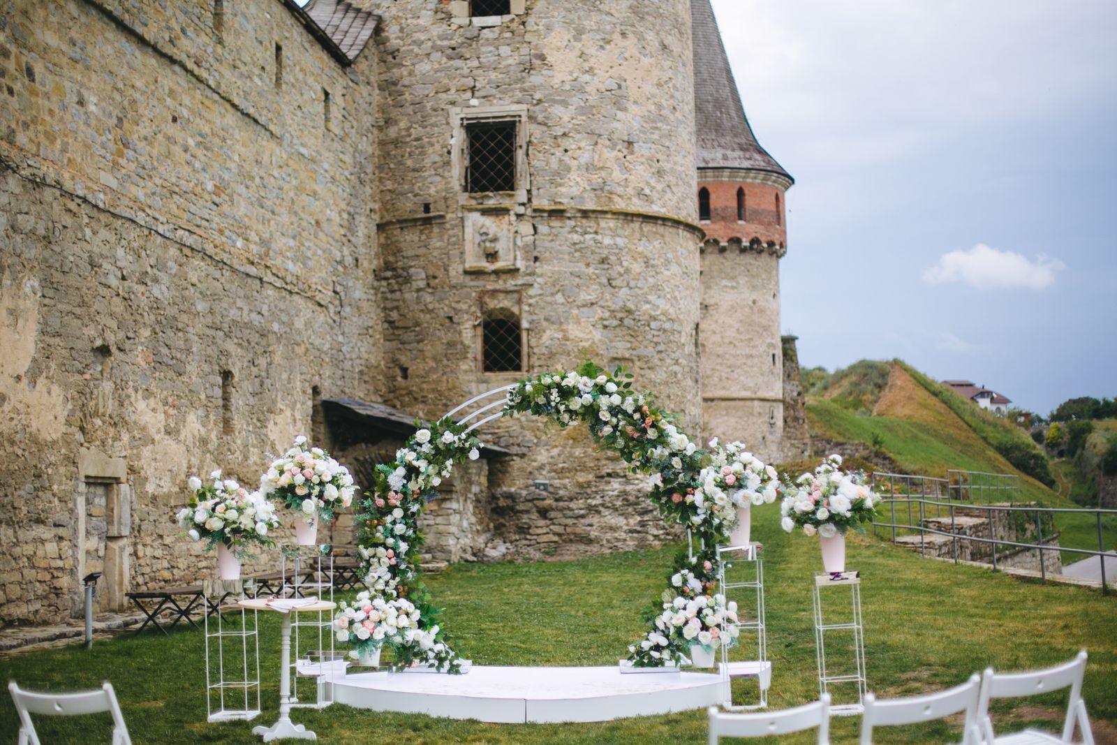 Eine Hochzeitszeremonie vor einem Schloss.