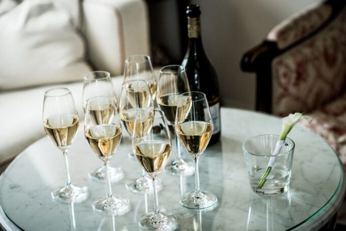 Champagnergläser auf einem Tisch neben einer Flasche Wein.