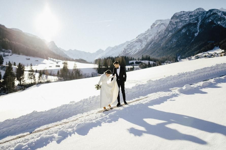 Winterhochzeit: Brautpaar-Shooting im Schnee