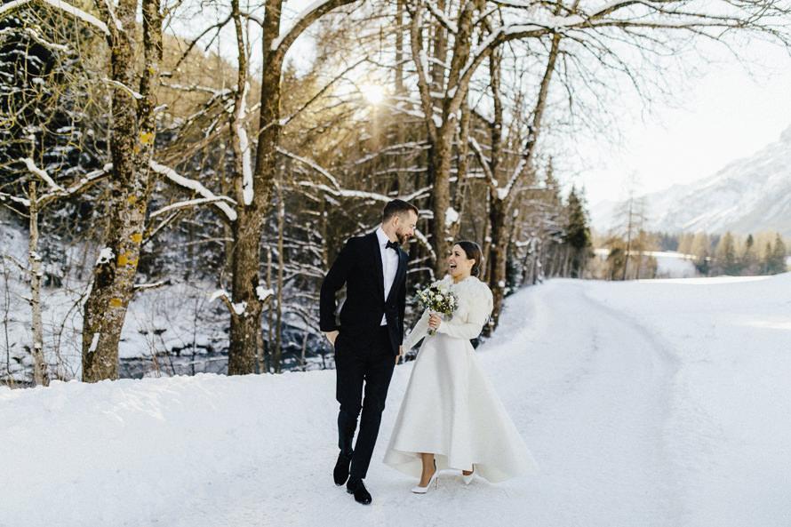 Winterhochzeit: Brautpaar spaziert durch Schnee