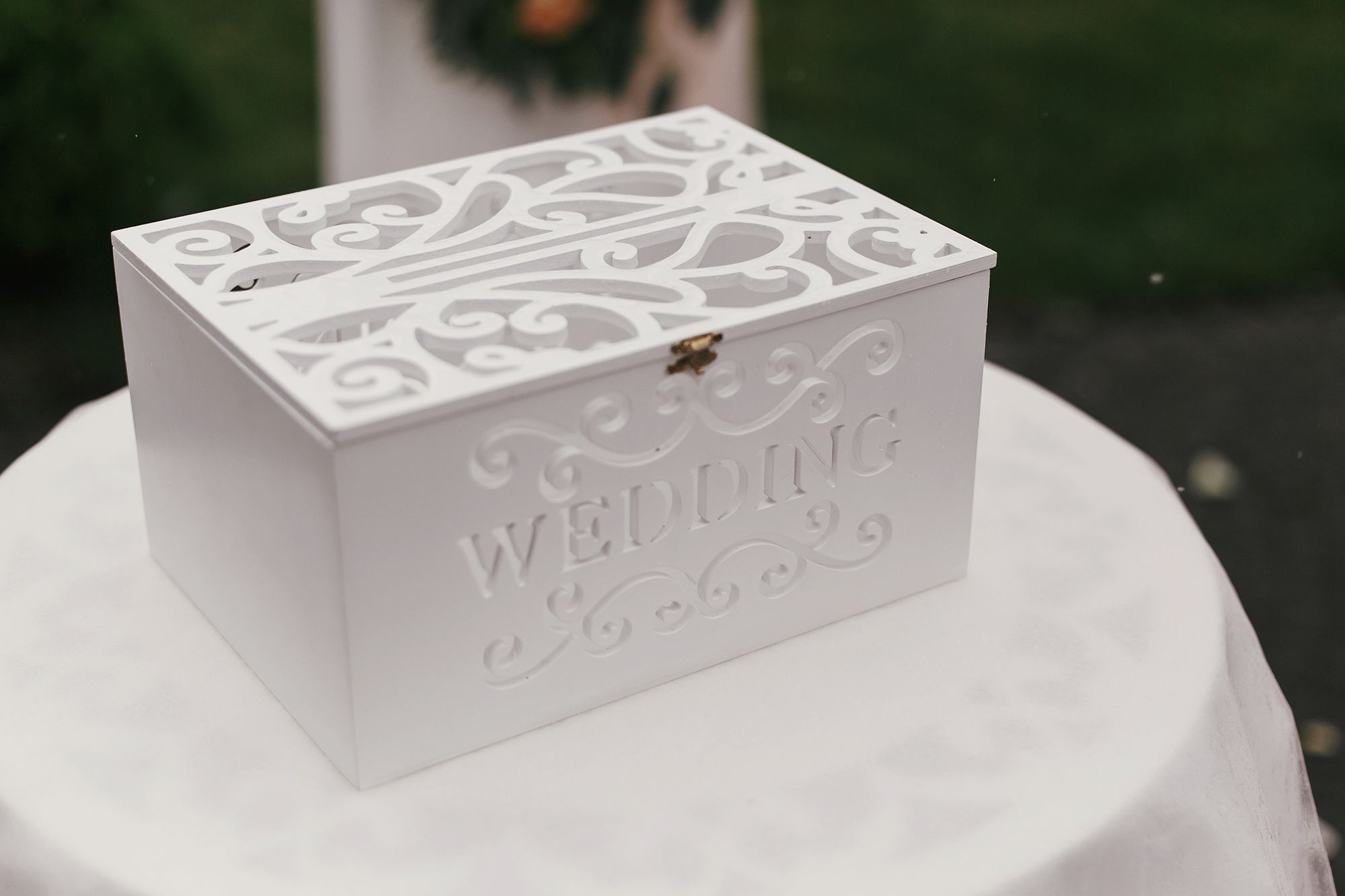 Weiße Kiste für Geldgeschenke zur Hochzeit