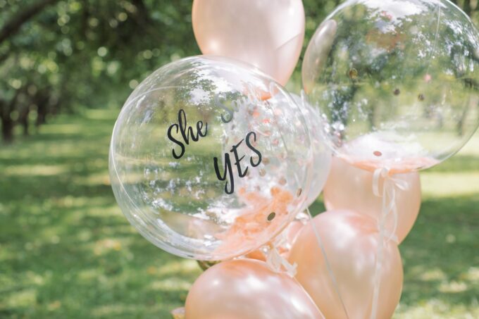 Ein Haufen Luftballons mit der Aufschrift „Sie ist ja“ darauf.