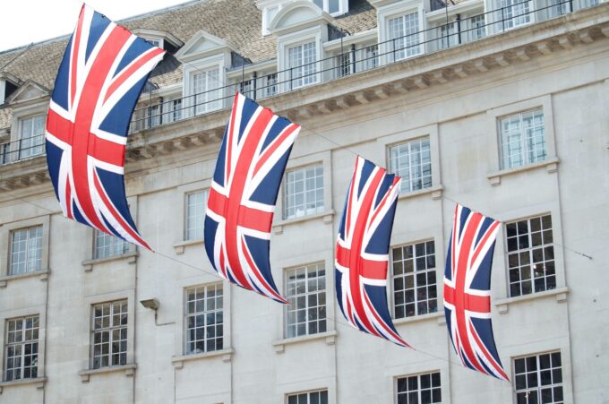 Eine Gruppe britischer Flaggen hängt außerhalb eines Gebäudes.