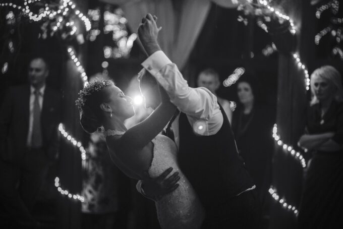 Eine Braut und ein Bräutigam teilen ihren ersten Tanz bei ihrer Hochzeit.