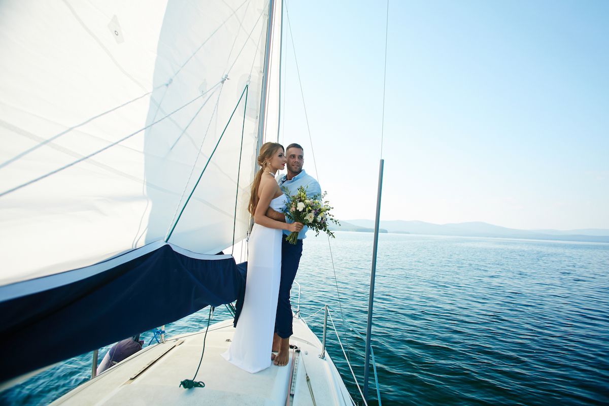 Brautpaar befindet sich auf einem Boot.