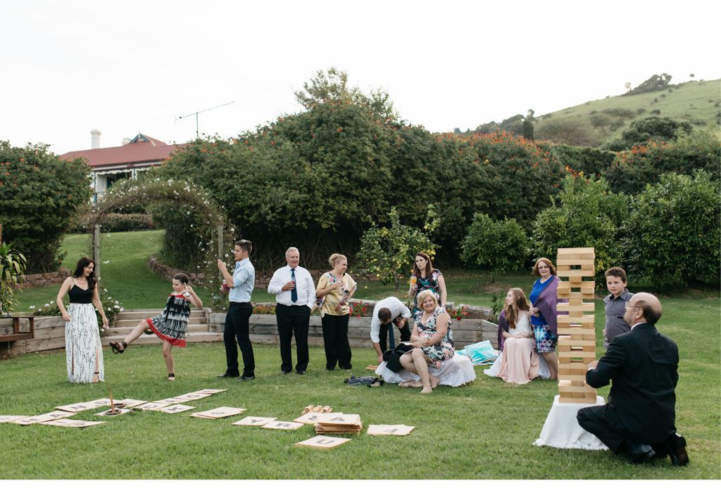 Übergroßes Jenga-Spiel zur Unterhaltung der Gäste auf Hochzeit: Gäste haben Spass