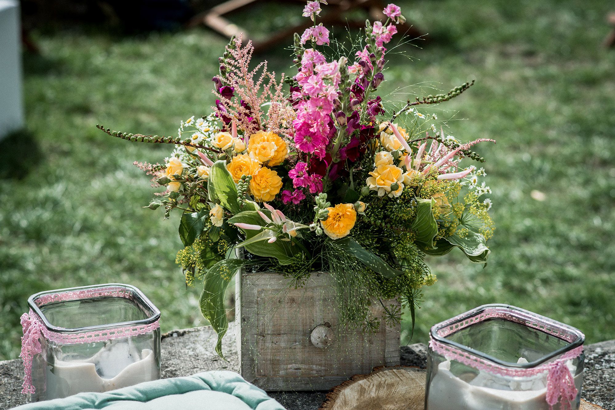 Blumendeko auf einer sommerlichen Hochzeit
