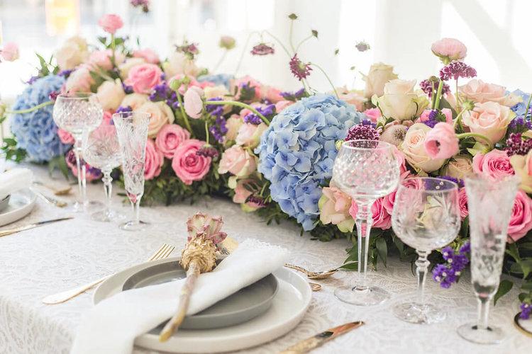Blumendeko und Tischdeko in Pastell auf einer Hochzeit