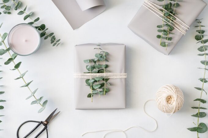 Eukalyptusblätter und Geschenkpapier auf weißem Hintergrund.