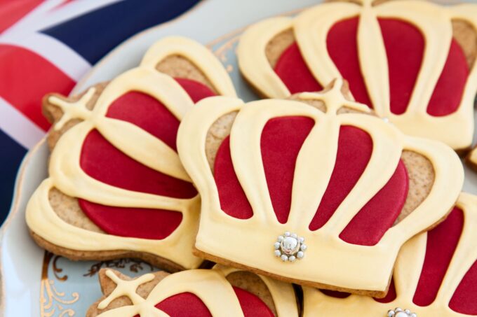 Ein Teller mit Keksen, verziert mit einer Krone und einer britischen Flagge.