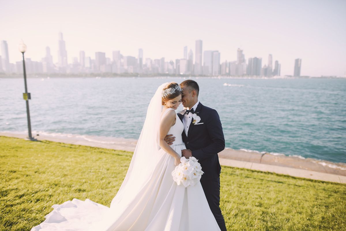 Ein Brautpaar küsst sich vor der Skyline von Chicago.
