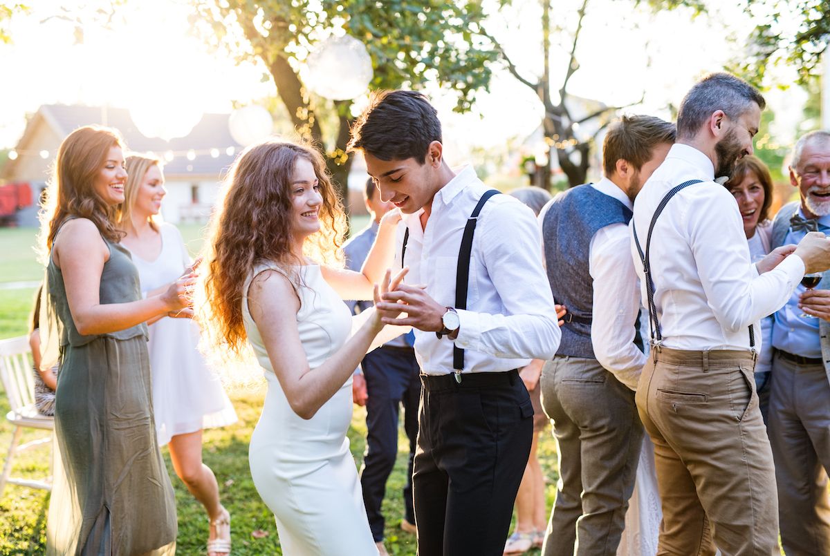 Eine Braut und ein Bräutigam tanzen bei einer Hochzeitsfeier.