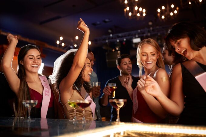 Eine Gruppe Frauen feiert in einer Bar.