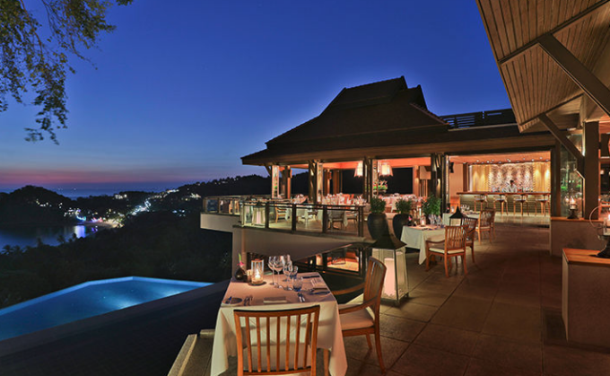 Ein Restaurant mit Blick auf das Meer in der Abenddämmerung.