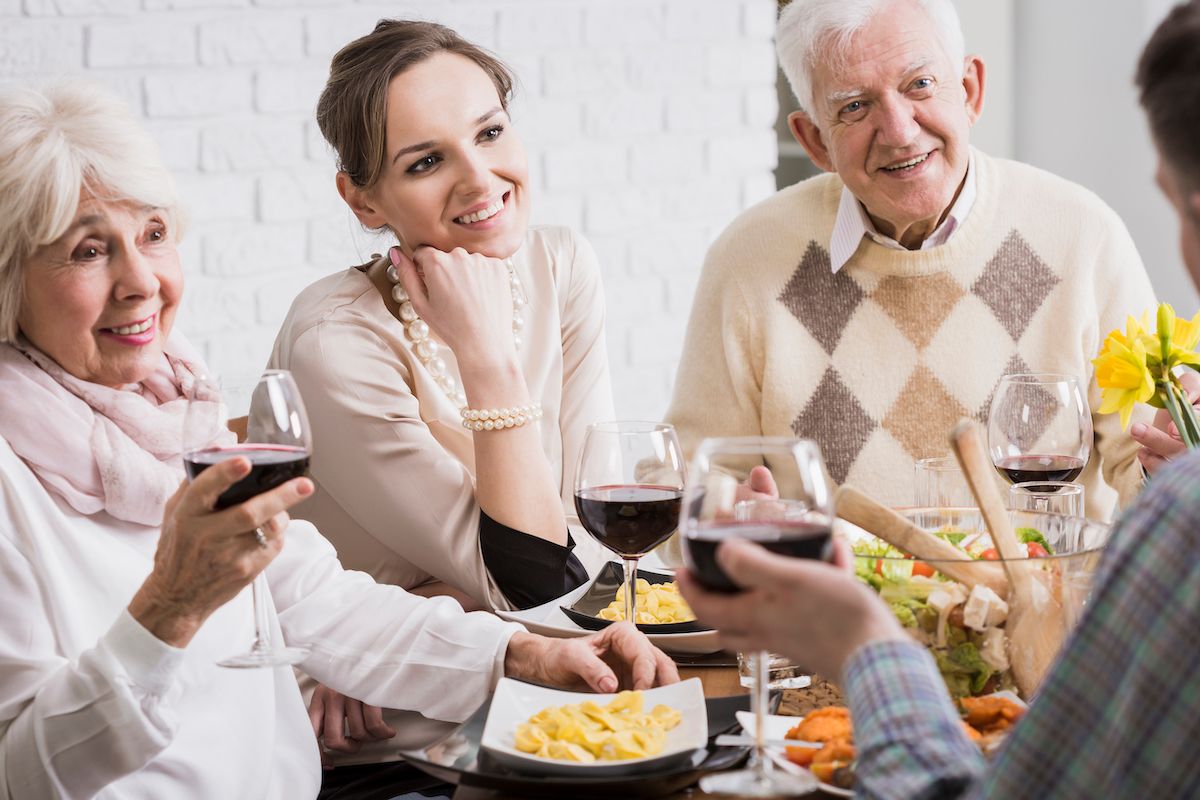 Eine Gruppe älterer Menschen isst gemeinsam.