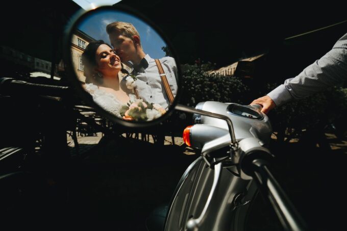 Das Brautpaar ist im Spiegel vom Motorrad zu sehen.