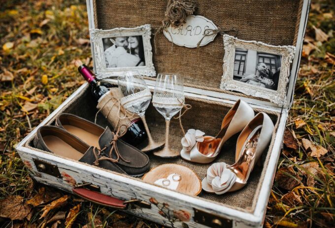 Ein Koffer voller Schuhe, Wein und Bildern.