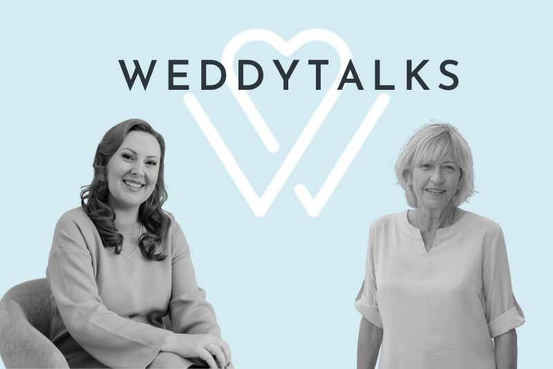 Zwei Frauen sitzen vor einem blauen Hintergrund mit den Worten Weddytalks.