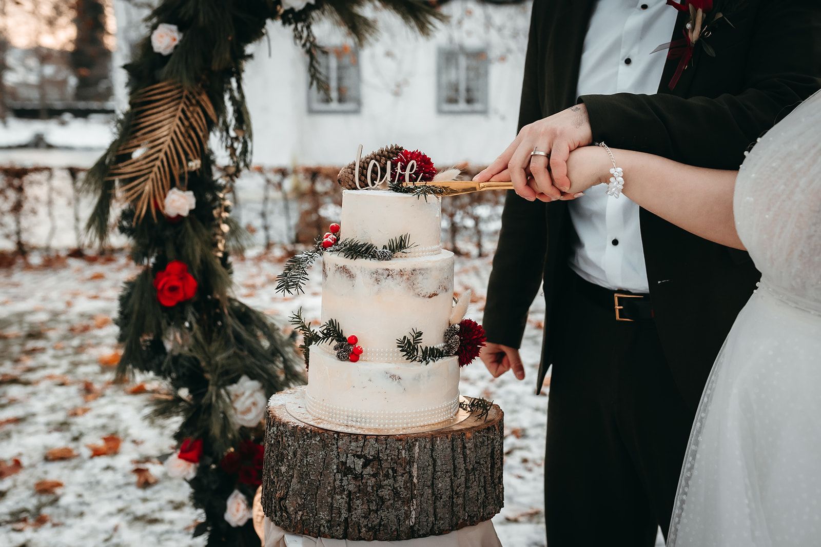Brautpaar schneidet weihnachtliche Hochzeitstorte an