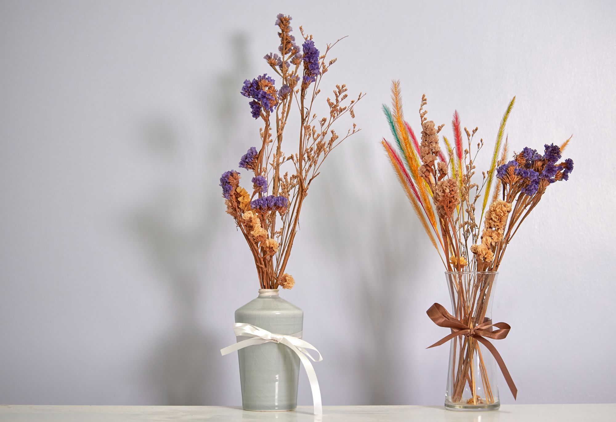 Trockenblumensträuße in Vasen