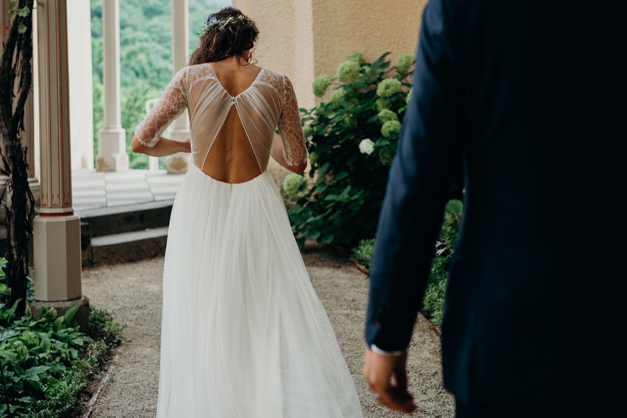 Frau in Brautkleid von hinten mit Rückenausschnitt