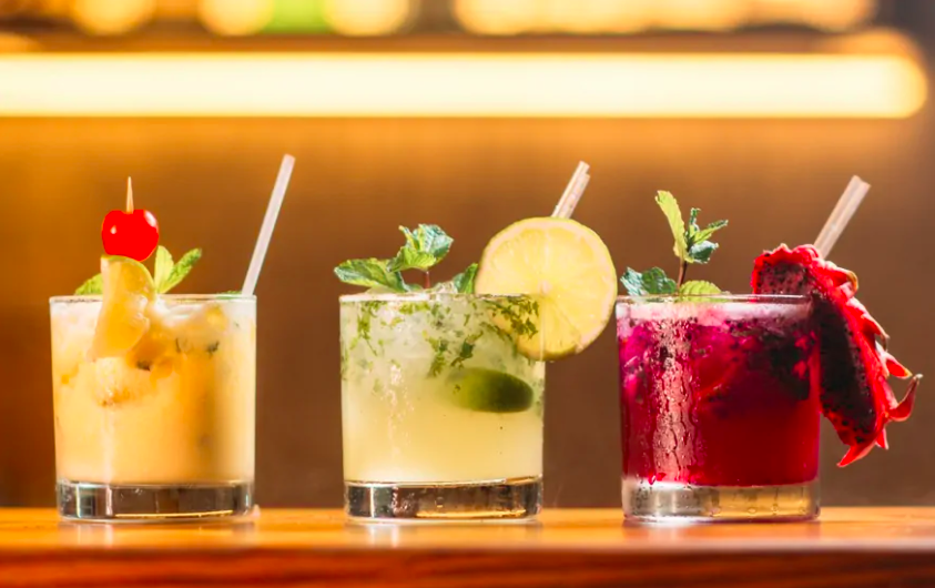 Eine Gruppe von Getränken mit unterschiedlichen Geschmacksrichtungen und Beilagen.