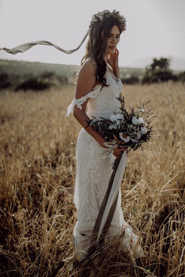 Braut im Feld von einem Hochzeitsfotografen fotografiert