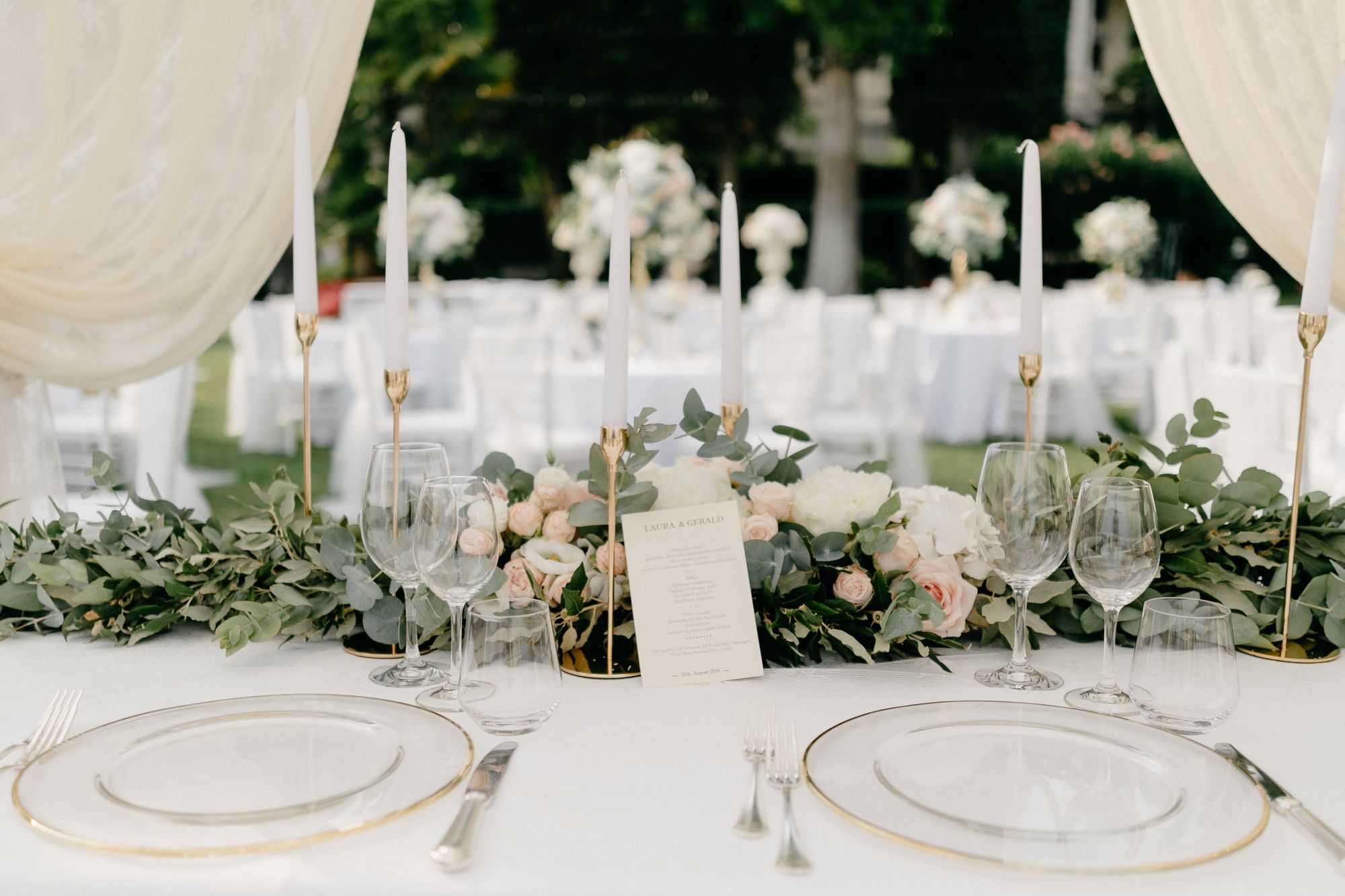 Eingedeckte Hochzeitstafel mit elegantem Geschirr