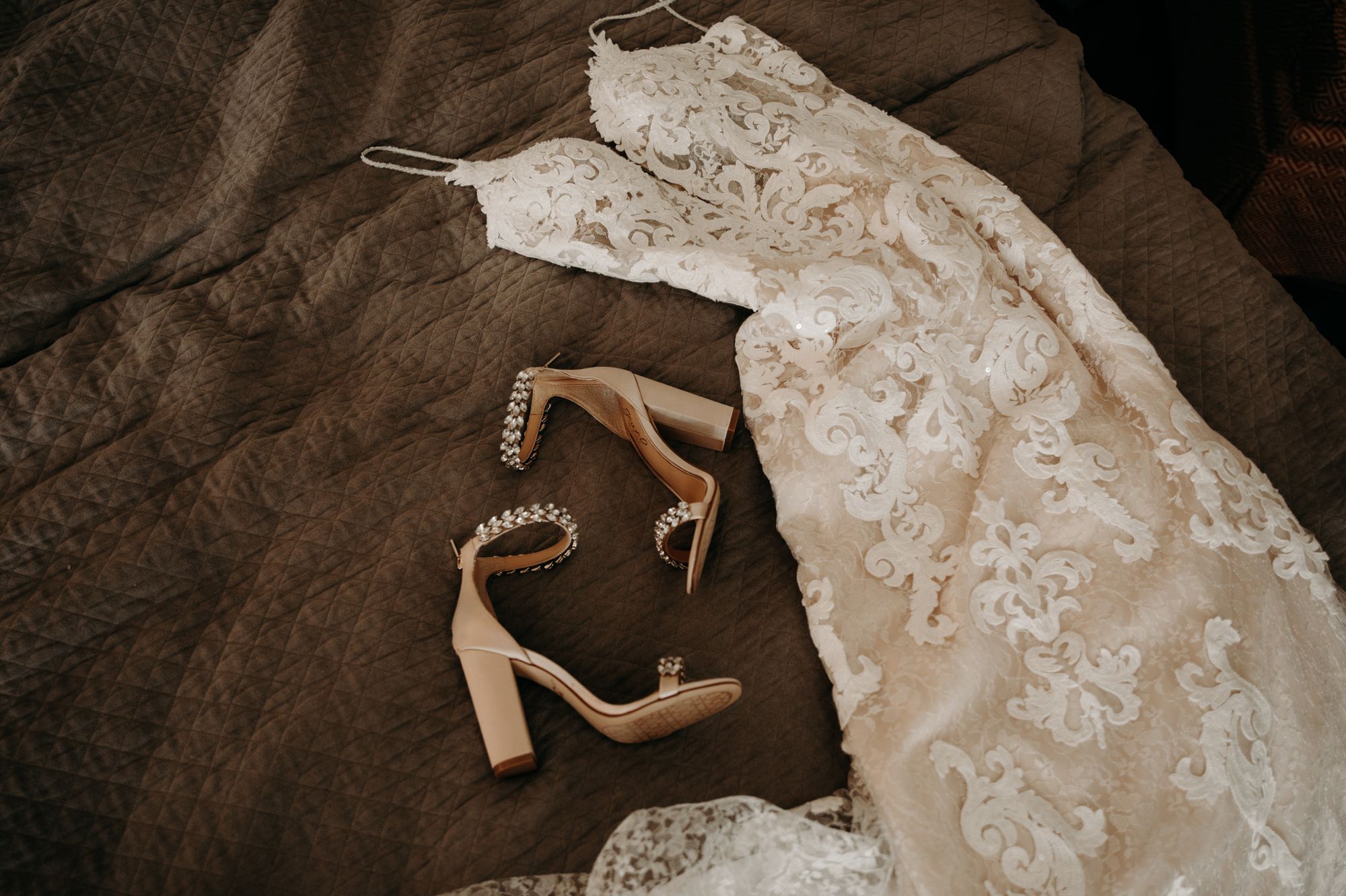 Brautkleid und Brautschuhe