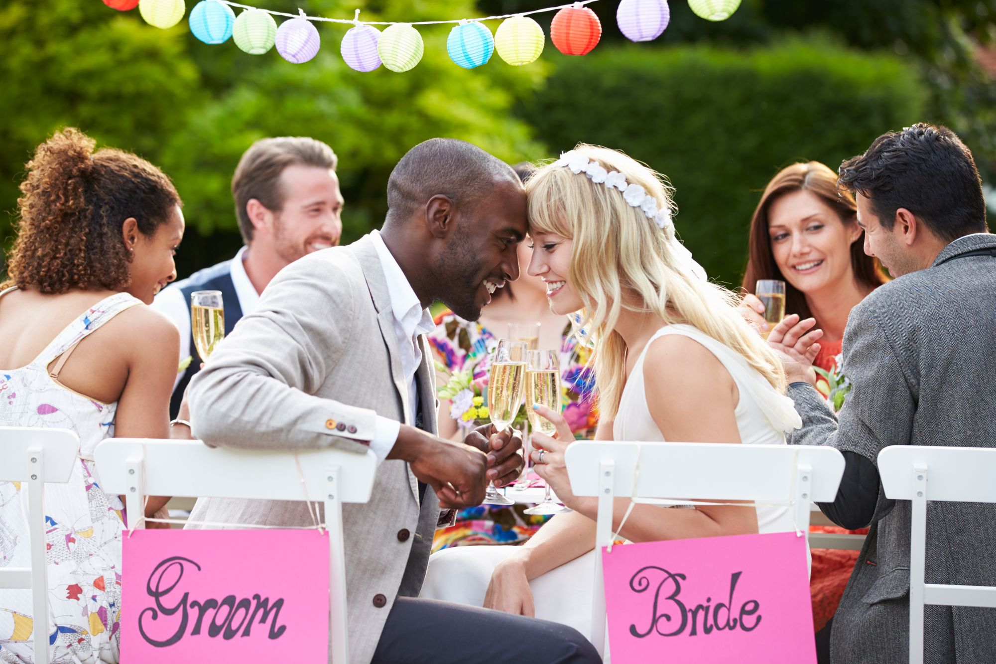 Wahre Liebe: Glückliches Brautpaar an der Hochzeitstafel