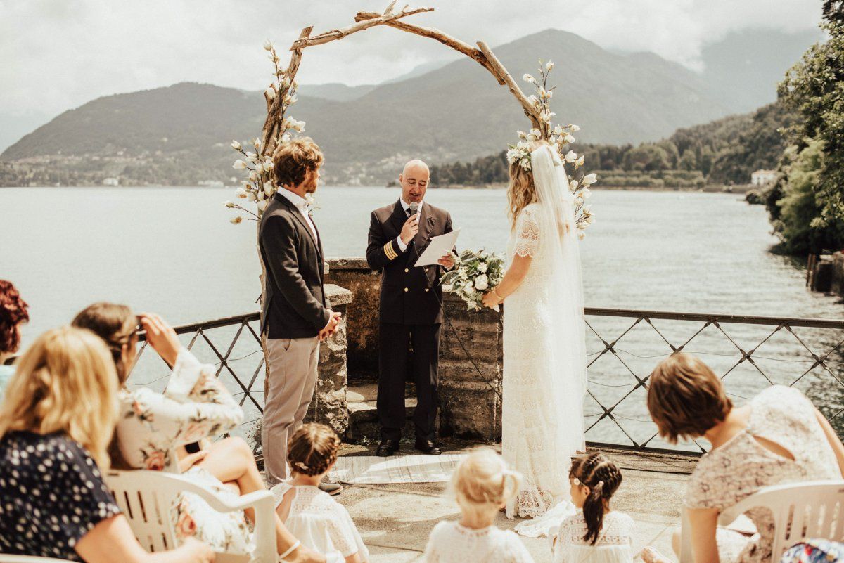 Eine Hochzeitszeremonie auf einem Steg mit Blick auf den Comer See.