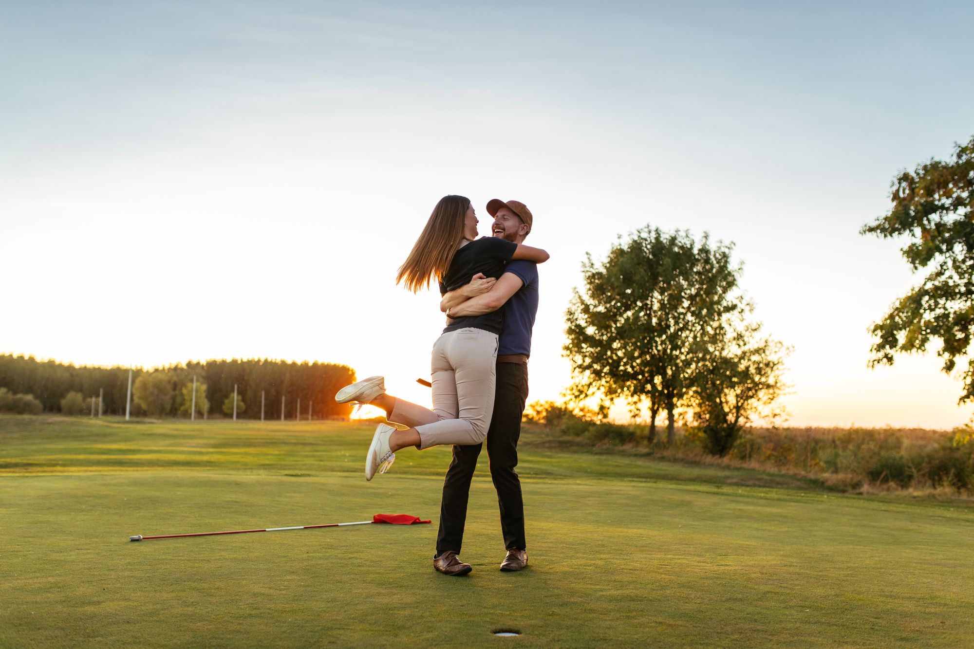 Glückliches Paar auf dem Golfplatz