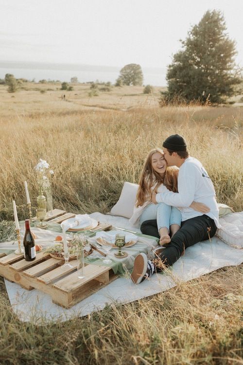 Paar picknickt auf einer Wiese