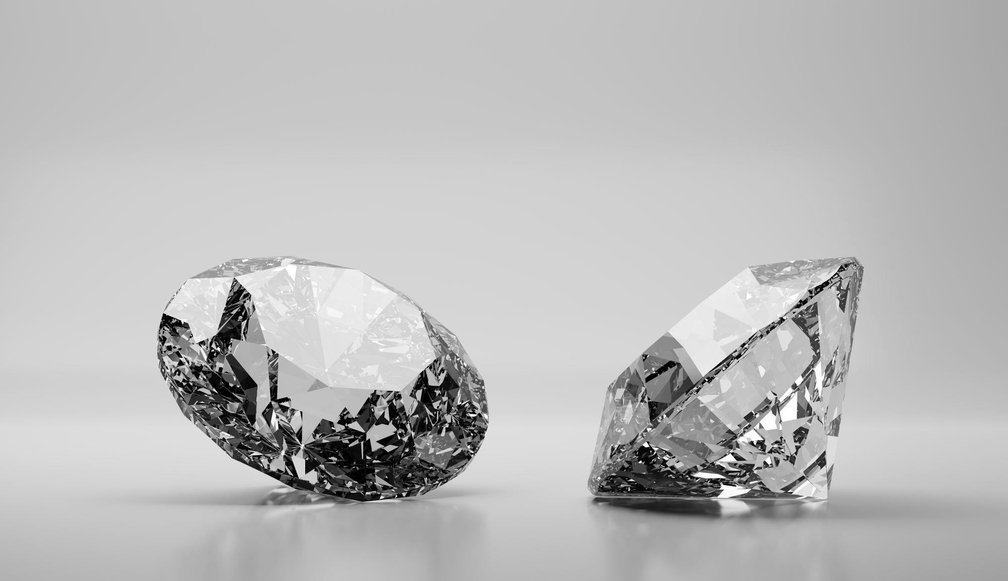 Zwei Diamanten auf grauem Hintergrund.
