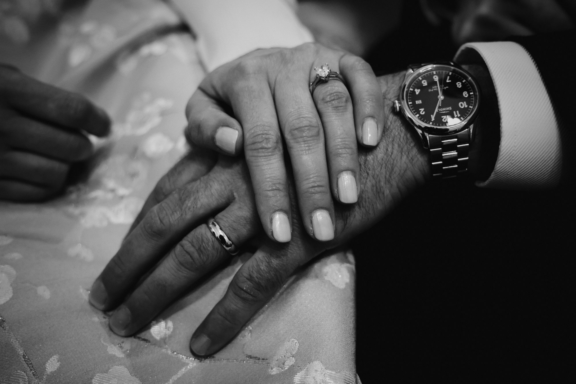 Hände von einem Ehepaar bei der Diamantenen Hochzeit